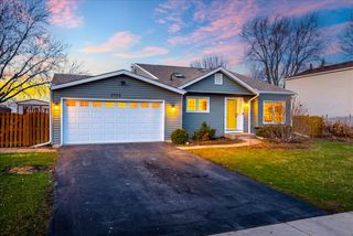2725 Springdale Circle, Naperville, IL 60564