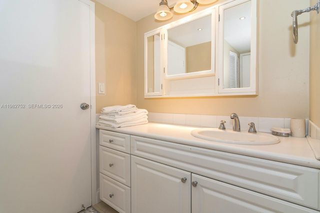 2333 Brickell Ave 1710, Miami, FL 33129