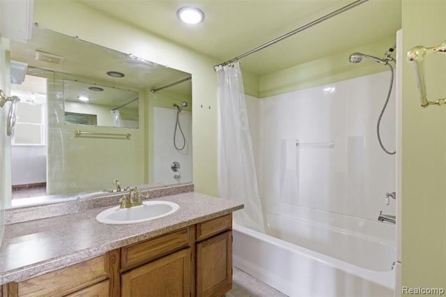 1671 Cass Lake Road C, Keego Harbor, MI 48320