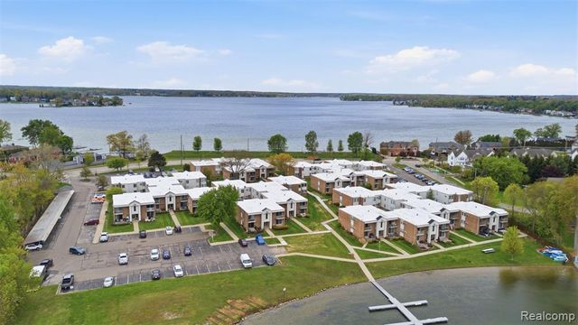 1671 Cass Lake Road C, Keego Harbor, MI 48320