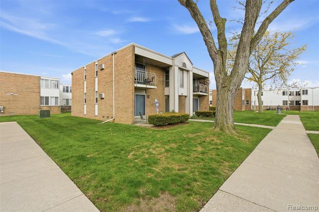 1671 Cass Lake Road C, Keego Harbor, MI 48320