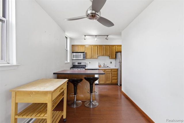 1671 Cass Lake Road C, Keego Harbor, MI 48320