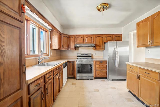 14 Laurel Place, Bethpage, NY 11714