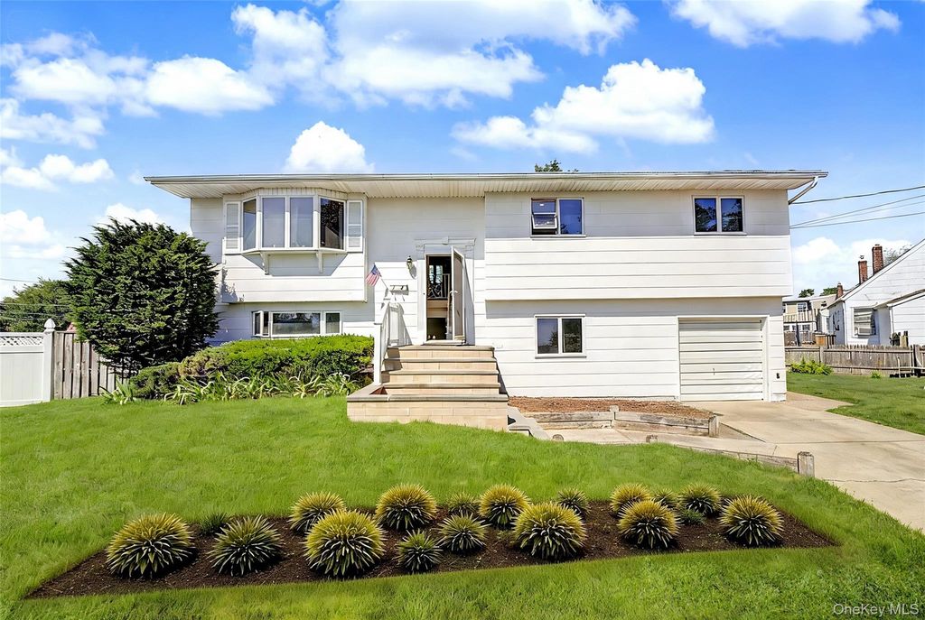 14 Laurel Place, Bethpage, NY 11714