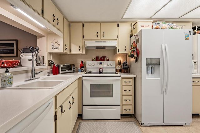 2070 LAKEVIEW DRIVE 204, Clearwater, FL 33763