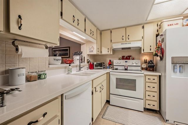 2070 LAKEVIEW DRIVE 204, Clearwater, FL 33763