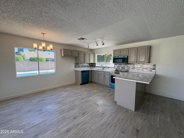 1521 W NOPAL Avenue, Mesa, AZ 85202