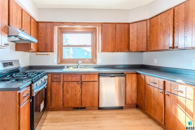 517 E Lotta St Street, Sioux Falls, SD 57105