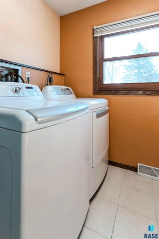 517 E Lotta St Street, Sioux Falls, SD 57105