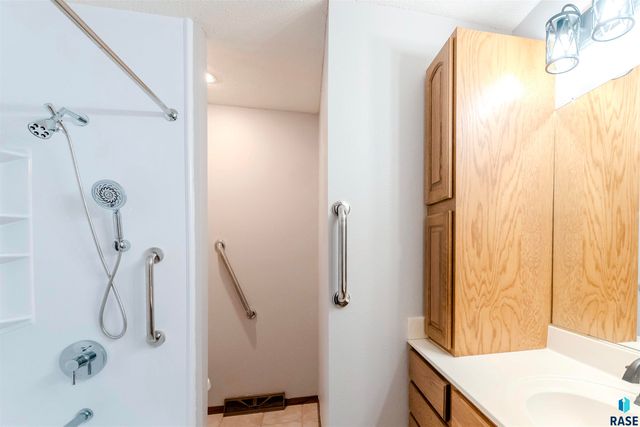 517 E Lotta St Street, Sioux Falls, SD 57105