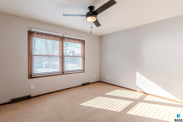 517 E Lotta St Street, Sioux Falls, SD 57105