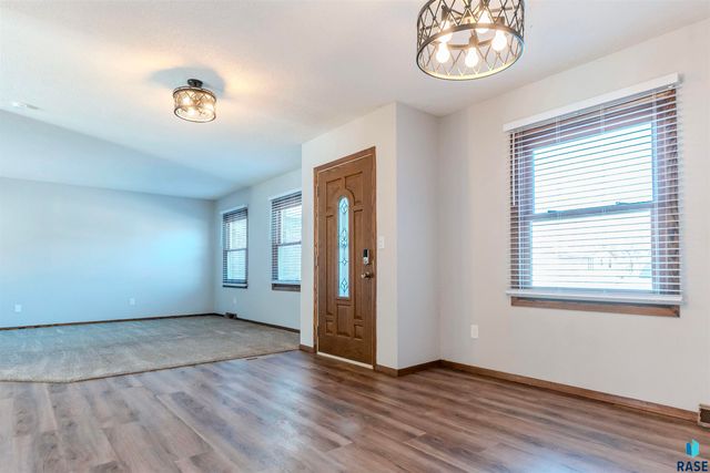 517 E Lotta St Street, Sioux Falls, SD 57105