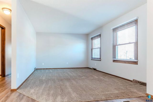 517 E Lotta St Street, Sioux Falls, SD 57105