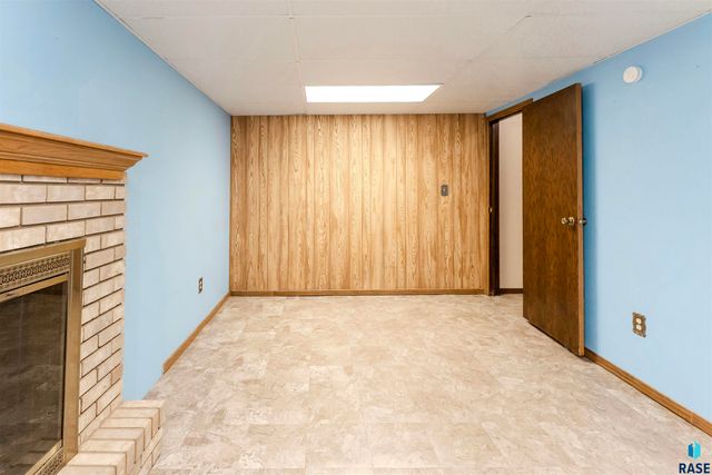 517 E Lotta St Street, Sioux Falls, SD 57105