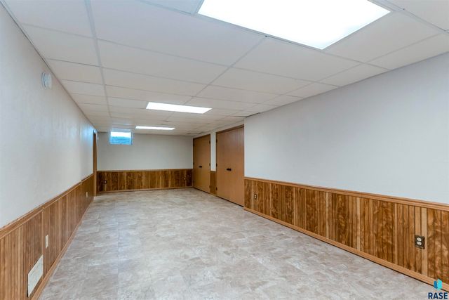 517 E Lotta St Street, Sioux Falls, SD 57105