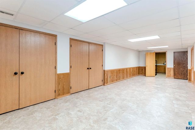 517 E Lotta St Street, Sioux Falls, SD 57105