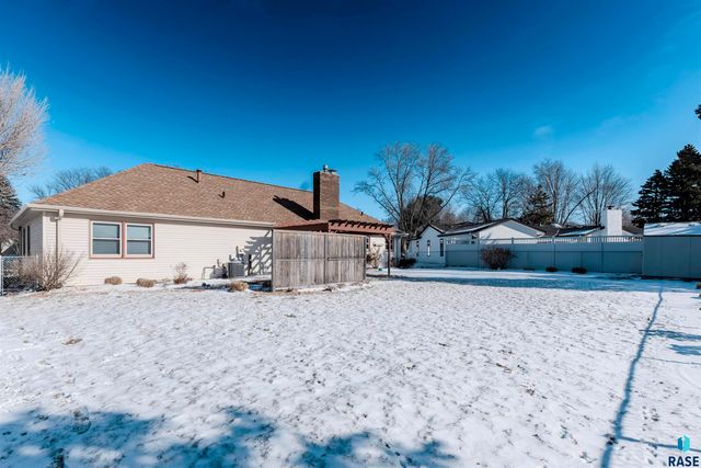 517 E Lotta St Street, Sioux Falls, SD 57105