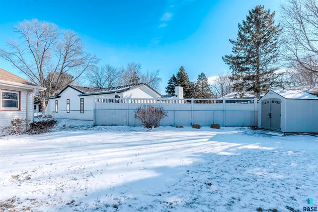 517 E Lotta St Street, Sioux Falls, SD 57105