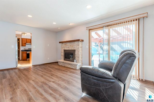 517 E Lotta St Street, Sioux Falls, SD 57105