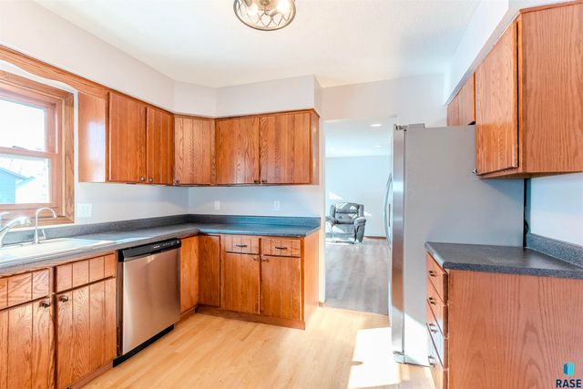 517 E Lotta St Street, Sioux Falls, SD 57105