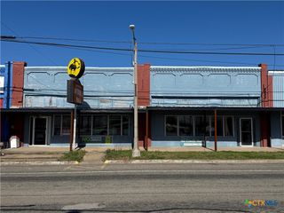 208 E Gassaway, Lott, TX 76656