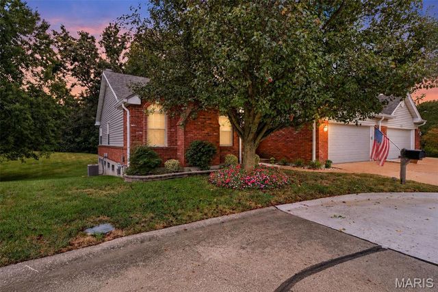 5100 Kennerly Place Drive, St Louis, MO 63128