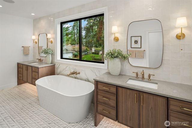 1009 102nd Place SE, Bellevue, WA 98004