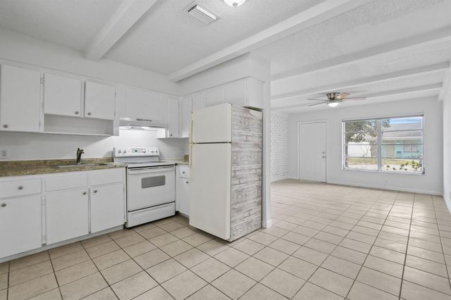 8401 SE Sunset Street, Hobe Sound, FL 33455