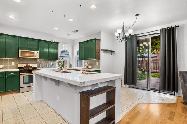 323 Nutcrest Ct, Oakdale, CA 95361