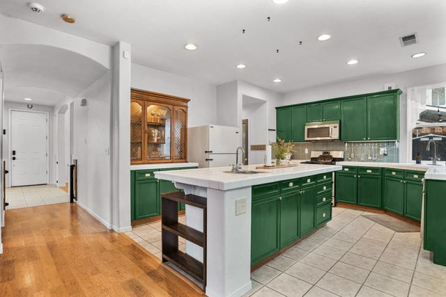323 Nutcrest Ct, Oakdale, CA 95361