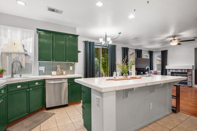 323 Nutcrest Ct, Oakdale, CA 95361