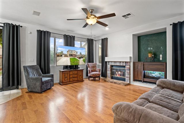 323 Nutcrest Ct, Oakdale, CA 95361
