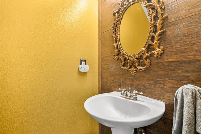 323 Nutcrest Ct, Oakdale, CA 95361