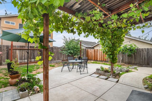 323 Nutcrest Ct, Oakdale, CA 95361