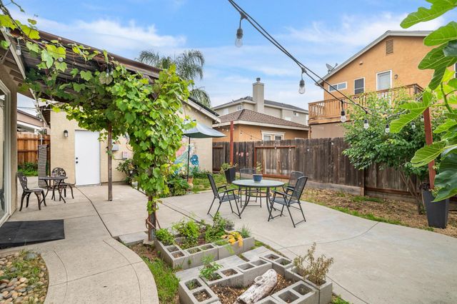 323 Nutcrest Ct, Oakdale, CA 95361