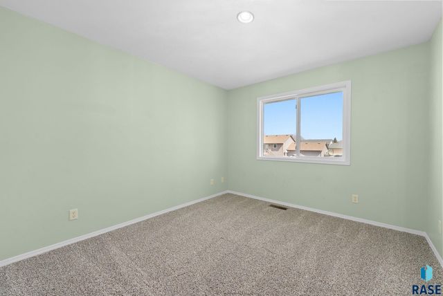 5704 S Southwind Ave Avenue, Sioux Falls, SD 57106