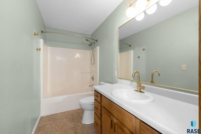 5704 S Southwind Ave Avenue, Sioux Falls, SD 57106