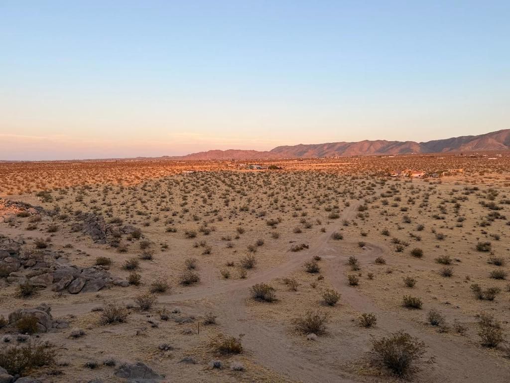 Image 10 of property listing at 11 Saddle Rock Way, Johnson Valley, CA 92285
