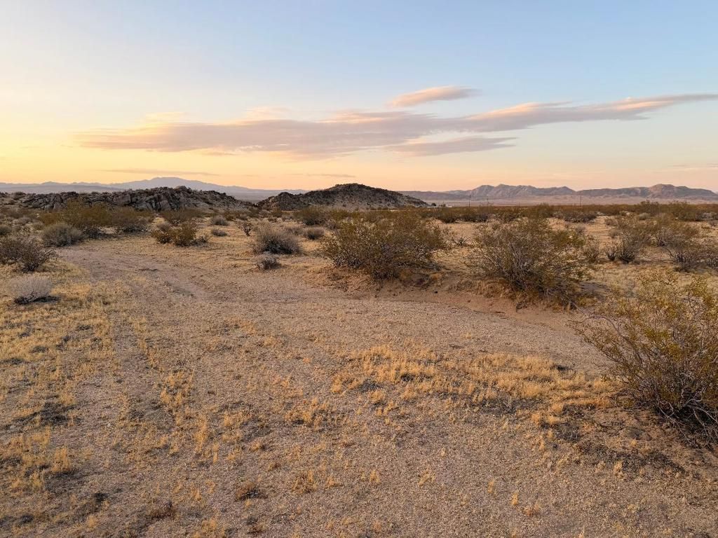 Image 3 of property listing at 11 Saddle Rock Way, Johnson Valley, CA 92285