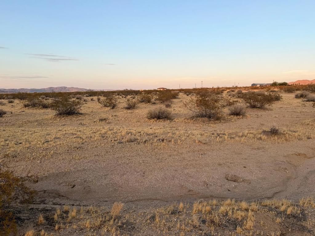 Image 5 of property listing at 11 Saddle Rock Way, Johnson Valley, CA 92285
