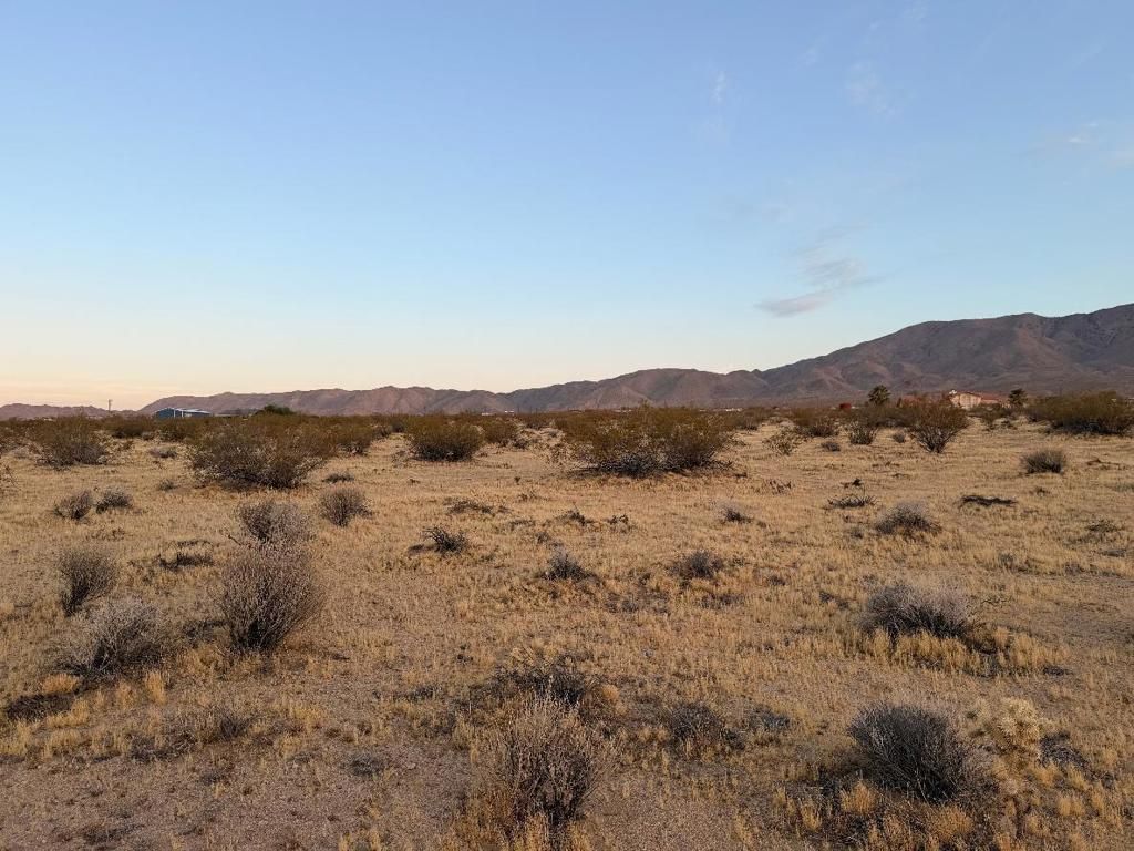 Image 6 of property listing at 11 Saddle Rock Way, Johnson Valley, CA 92285