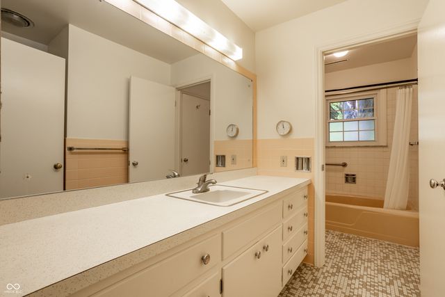 8530 Washington Boulevard, Indianapolis, IN 46240