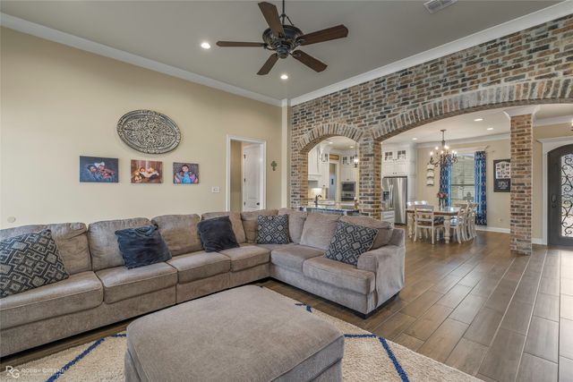 604 Dumaine Drive, Bossier City, LA 71111