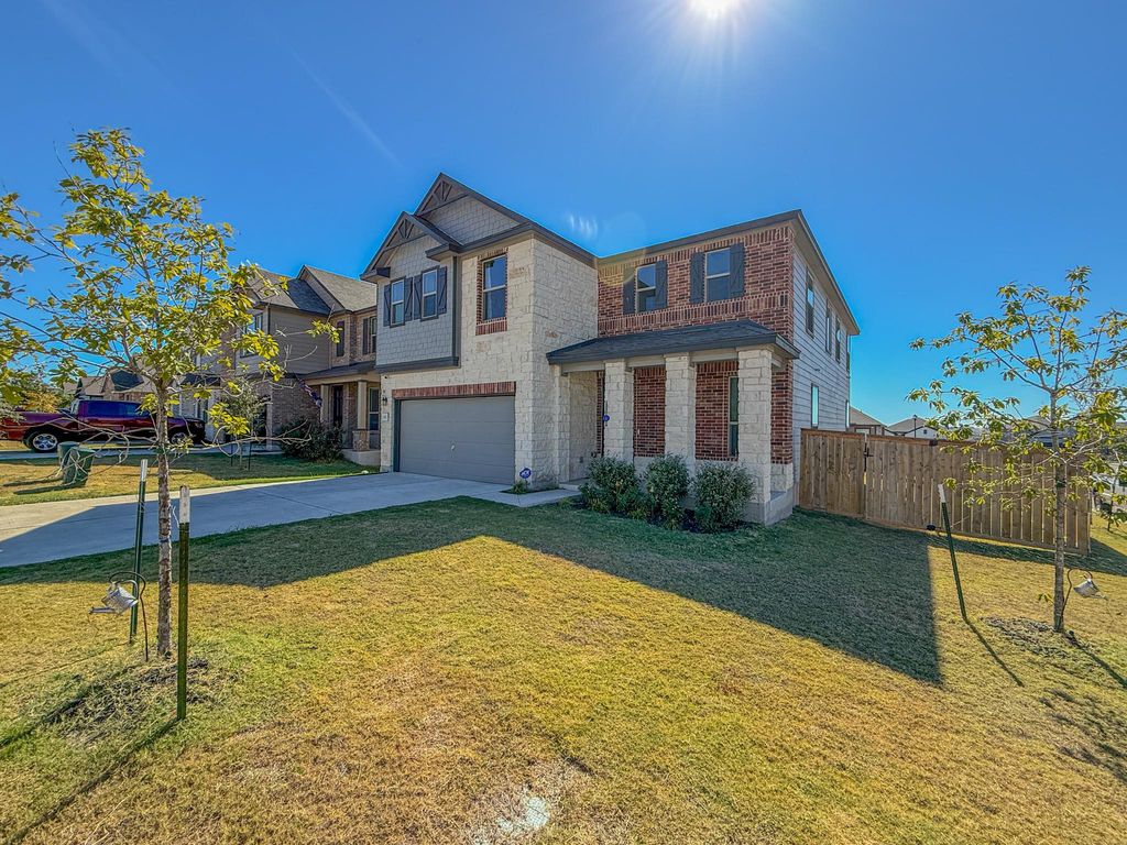 121 Outlaw DR, Jarrell, TX 76537