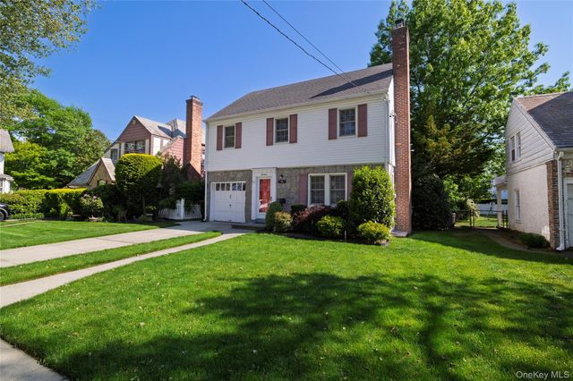 19 Saint Thomas Place, Malverne, NY 11565