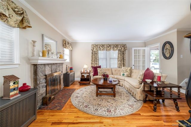 19 Saint Thomas Place, Malverne, NY 11565