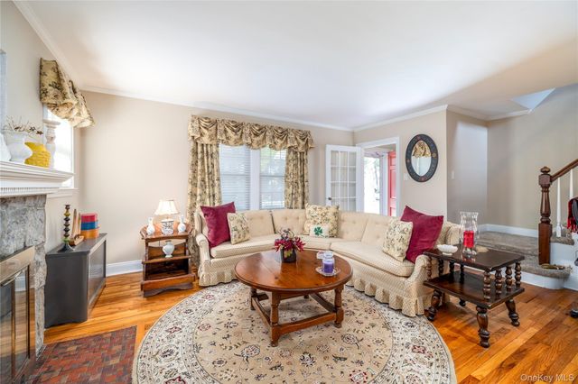 19 Saint Thomas Place, Malverne, NY 11565