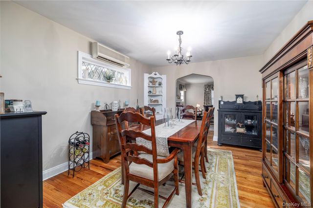 19 Saint Thomas Place, Malverne, NY 11565