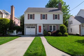 19 Saint Thomas Place, Malverne, NY 11565