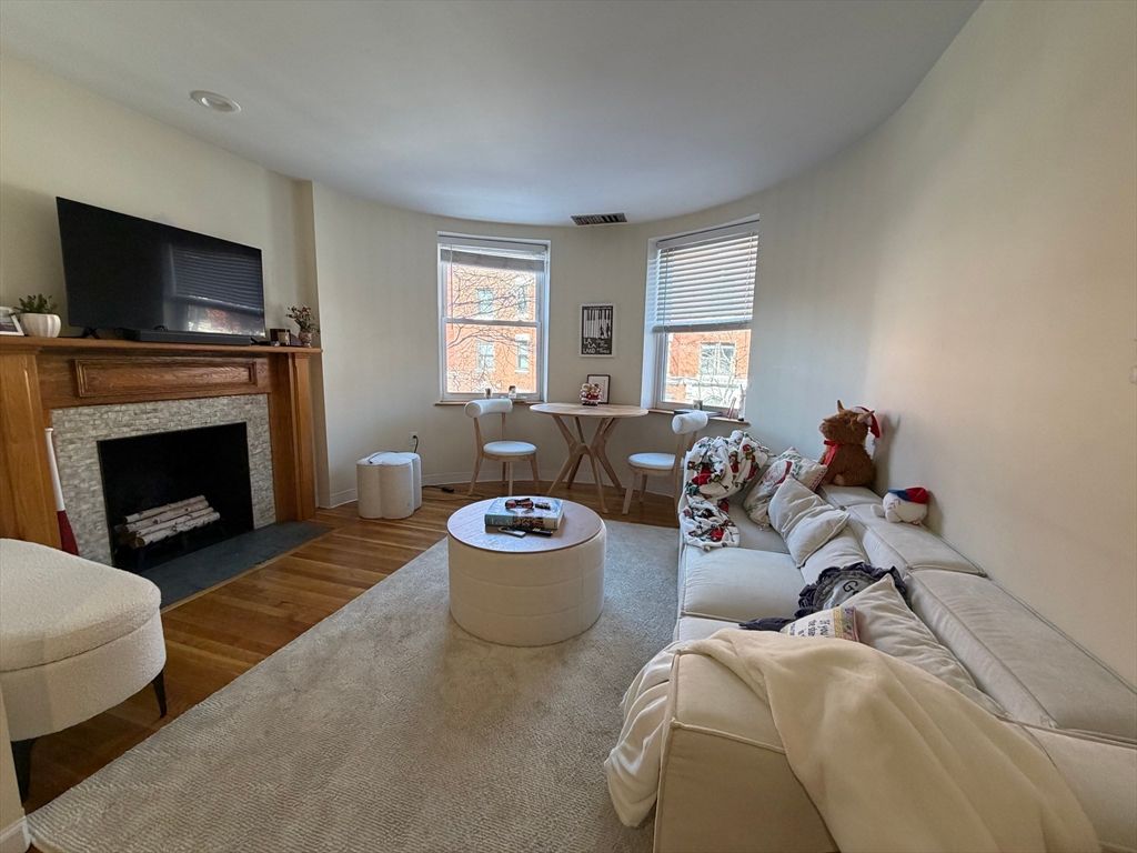 90 Gainsborough 201e, Boston, MA 02115